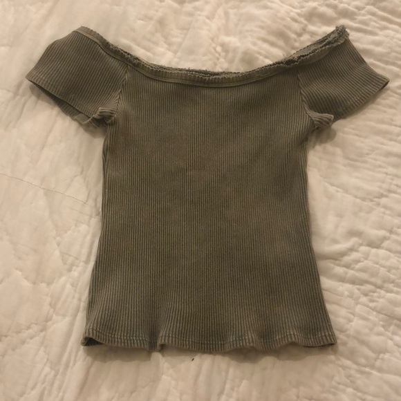 Lulu’s brand olive green off-the-shoulder top. S - Picture 1 of 2